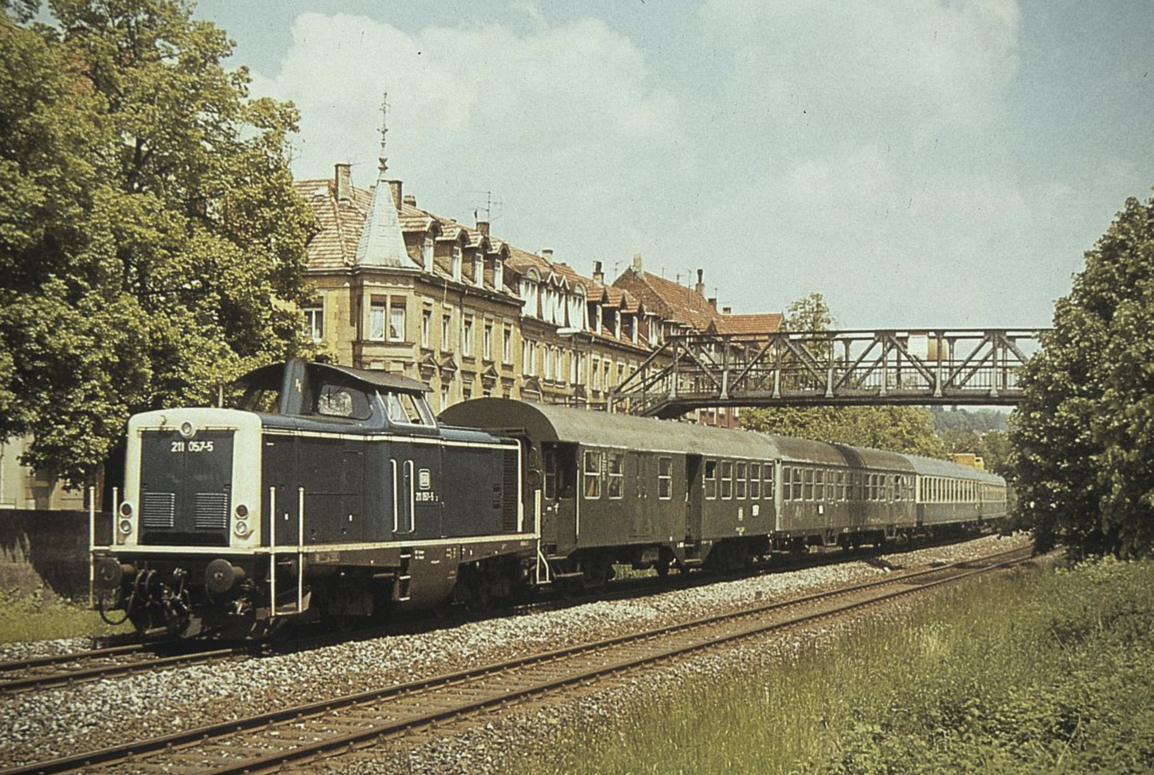 Maihäldensteg im Sommer 1981 - DB Lok 211 057-5 mit Personenzug auf der Bahnstrecke Pforzheim-Brötzingen